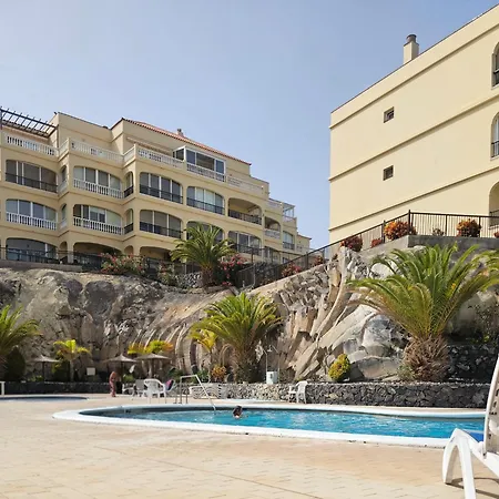 アパート The Holes